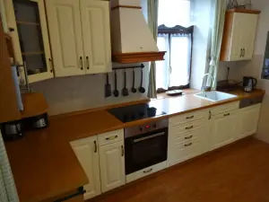 kuchyňský kout je plně vybaven včetně myčky na nádobí