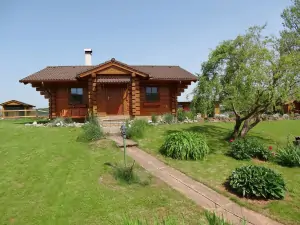 srub Dolní Lánov nabízí ubytování pro 4 osoby (v létě lze ke srubu přiobjednat zahradní chatku pro další 4 osoby)