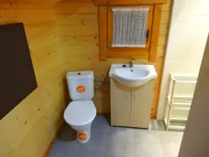 zahradní chatka - koupelna se sprchovým koutem, WC a umyvadlem