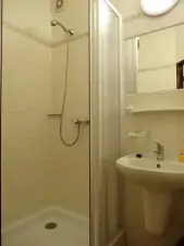 ke každé ložnici náleží koupelna se sprchovým koutem, umyvadlem a WC