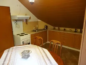 kuchyňský kout v ložnici v podkroví