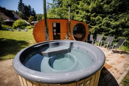 koupací sud a&nbsp;finská sauna