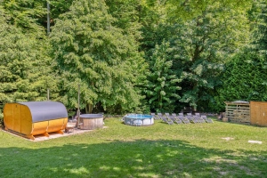 finská sauna, koupací sud, bazén a lehátka ke slunění