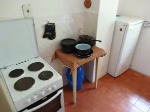 kuchyňka je vybavena pro vaření a stolování 4 osob