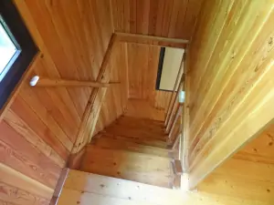 z předsíně vedou příkré schody do podkroví, kde se nacházejí 2 ložnice