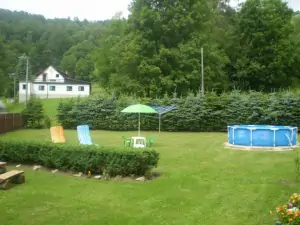 během července a srpna je na zahradě k dispozici bazén (průměr 3,5 m)