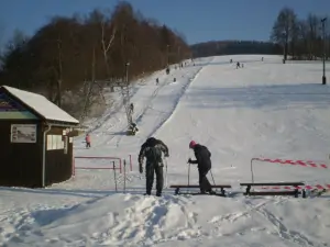 skiareál Vernířovice se nachází jen 150 m od chalupy, nabízí ideální vyžití především pro rodiny s dětmi