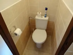 WC je přistupné z koupelny a je odděleno dveřmi