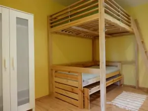 ložnice s patrovou postelí pro 4 osoby