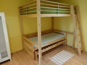 ložnice s patrovou postelí pro 4 osoby