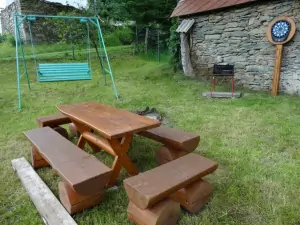 v zadní části zahrady lze využít venkovní posezení, houpací lavici, gril a šipky