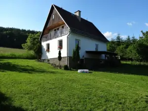 chata Bedřichov se nachází na malebné polosamotě a nabízí pronájem pro 8 osob