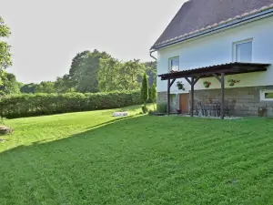 chata Bedřichov se nachází v neoplocené zahradě