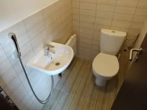 samostatné WC s bidetovou sprchou