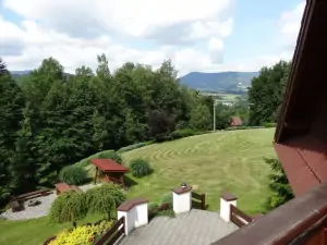 pohled z balkonu na zahradu a k hoře Ondřejník