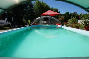 zapuštěný bazén (8 x 4 x 1,4 m)