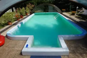 na zahradě chaty je k dispozici velký zapuštěný bazén (8 x 4 x 1,4 m)