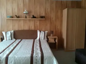 ložnice s dvojlůžkem a lůžkem v přízemí