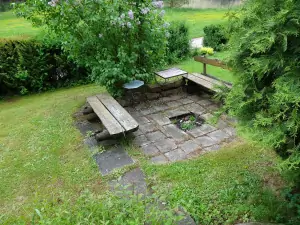 ohniště s lavičkami na zahradě (jaro)