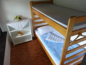 ložnice s patrovou postelí