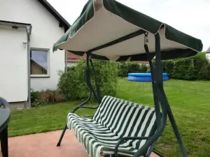 houpací lavice na terase a zahradní bazén (průměr 3,5 m)