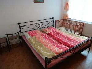 ložnice s dvojlůžkem (dětská postýlka na fotografii není k dispozici)