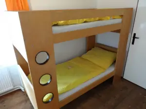 ložnice s patrovou postelí a lůžkem