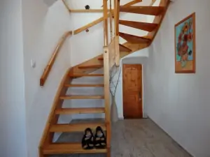vstupní chodba se schodištěm do podkroví