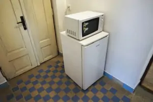 lednička a mikrovlnná trouba je umístěna v chodbě
