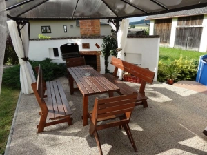 pergola s venkovním posezením a zahradním krbem