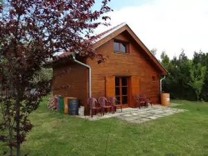 chata Lednice - v létě je na terase k dispozici zahradní nábytek (stůl a židle)