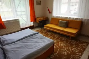 ložnice s dvojlůžkem a rozkládacím gaučem pro 1 osobu