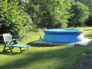 na louce je k dispozici zahradní bazén (průměr 3 m)