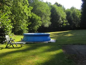na louce je k dispozici zahradní bazén (průměr 3 m)
