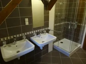 koupelna se sprchovým koutem a 2 umyvadly v 1. patře