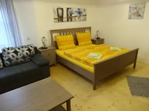 ložnice s dvojlůžkem a rozkládacím gaučem pro 2 osoby (přistýlky) v přízemí