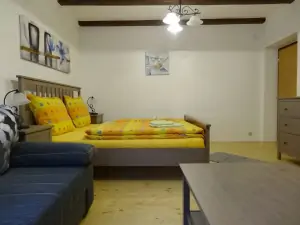 ložnice s dvojlůžkem a rozkládacím gaučem pro 2 osoby (přistýlky) v přízemí