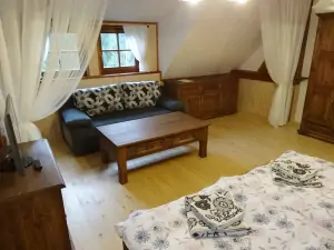 ložnice s dvojlůžkem a rozkládacím gaučem pro 2 osoby (přistýlky) v 1. patře