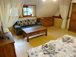 ložnice s dvojlůžkem a rozkládacím gaučem pro 2 osoby (přistýlky) v 1. patře