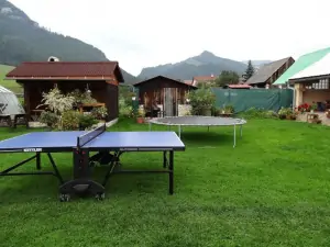 stolní tenis, trampolína a pergola s venkovním posezením a zahradním krbem