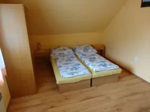 ložnice se 2 lůžky a rozkládací postelí pro 1 až 2 osoby