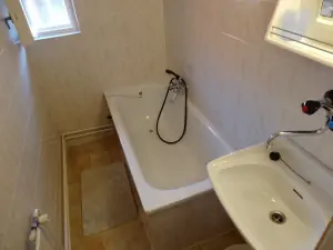 koupelna s vanou a WC v podkroví