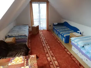 ložnice se 2 lůžky a rozkládací postelí pro 1 až 2 osoby