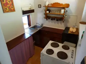 kuchyňka je vybavena pro vaření 4 osob (el. sporák na fotografii byl vyměněn za sklokeramický 2-plotýnkový el. vařič a el. troubu)