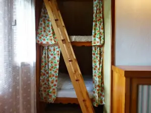 patrová postel v ložnici
