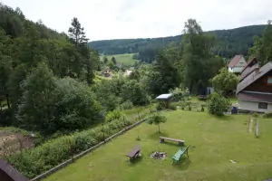 výhled z balkonu do zahrady a do okolí 