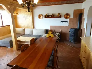 obytný pokoj s jídelním koutem, prostorným gaučem a kamny