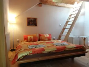 ložnice s dvojlůžkem a galerií (matrace pro 2 osoby) 