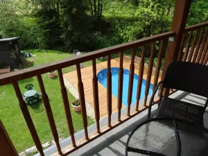 pohled z balkonu k bazénu