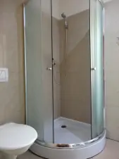 koupelna se sprchovým koutem, WC, umyvadlem a pračkou v přízemí
